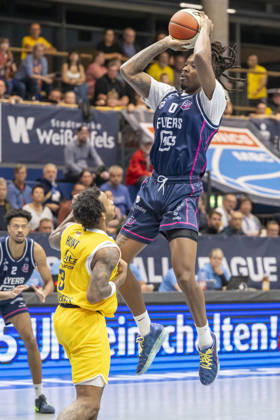 ENBL - 2026 2027 - Syntainics MBC vs.Bristol Flyers Weissenfels, Deutschland 13.Oktober 2026: Im Bild:v.li.DeLonnie Hunt (Weissenfels) und Cam Holden (Bristol) Weissenfels Stadthalle Sachsen-Anhalt Deutschland