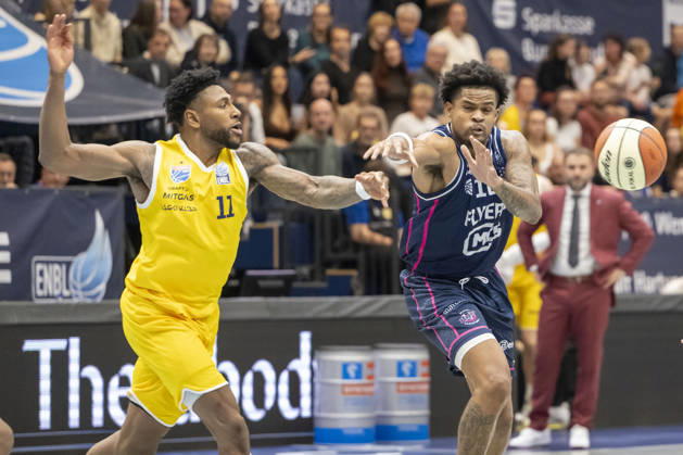 ENBL - 2026 2027 - Syntainics MBC vs.Bristol Flyers Weissenfels, Deutschland 13.Oktober 2026: Im Bild:v.li.Anthony Gaines (Weissenfels) und Zach Anderson (Bristol) Weissenfels Stadthalle Sachsen-Anhalt Deutschland