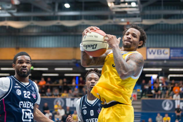 Malcom Delpeche (Bristol, 22), Cam Holden (Bristol, 0), DeLonnie Hunt (MBC, 3), Syntainics MBC vs. Bristol Flyers, European North Basketball League, ENBL, 2026 27, Deutschland, Großbritannien, 13.10.2026 Weissenfels Stadthalle Sachsen-Anhalt Deutschland