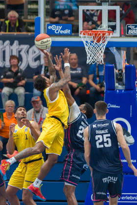 DeLonnie Hunt (MBC, 3), Malcom Delpeche (Bristol, 22), Milos Dugalic (Bristol, 25), Syntainics MBC vs. Bristol Flyers, European North Basketball League, ENBL, 2026 27, Deutschland, Großbritannien, 13.10.2026 Weissenfels Stadthalle Sachsen-Anhalt Deutschland