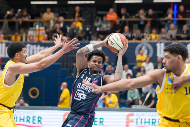 Gabriel de Oliveira (MBC, 1), Zach Anderson (Bristol, 10), Kostja Mushidi (MBC, 10), Syntainics MBC vs. Bristol Flyers, European North Basketball League, ENBL, 2026 27, Deutschland, Großbritannien, 13.10.2026 Weissenfels Stadthalle Sachsen-Anhalt Deutschland