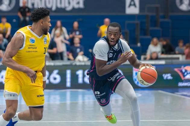 Anthony Gaines (MBC, 11), Davion Bailey (Bristol, 5), Syntainics MBC vs. Bristol Flyers, European North Basketball League, ENBL, 2026 27, Deutschland, Großbritannien, 13.10.2026 Weissenfels Stadthalle Sachsen-Anhalt Deutschland