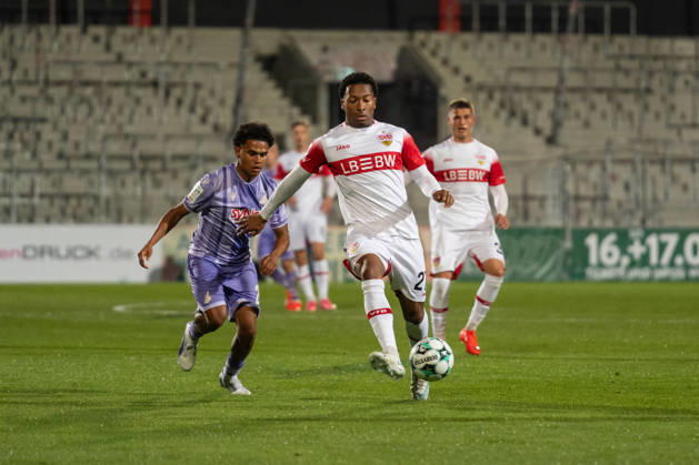 13.10.2026, xjyhynx, Fussball 3. Liga, VfB Stuttgart U23 - TSG Hoffenheim II, v.l. Tiago Poller (20, TSG Hoffenheim II) im Zweikampf mit Jarzinho Malanga (27, VfB Stuttgart II) Aspach