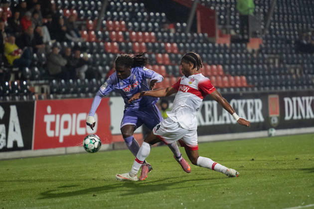 13.10.2026, xjyhynx, Fussball 3. Liga, VfB Stuttgart U23 - TSG Hoffenheim II, v.l. Blessing Makanda (17, TSG Hoffenheim II) im Zweikampf mit Joyeux Masanka Bungi (24, VfB Stuttgart II) Aspach
