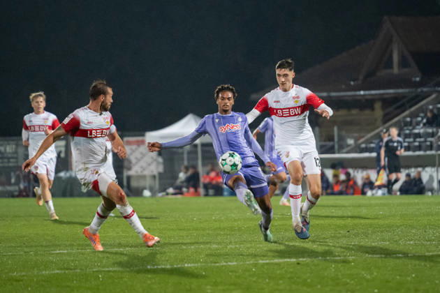 13.10.2026, xjyhynx, Fussball 3. Liga, VfB Stuttgart U23 - TSG Hoffenheim II, v.l. Dominik Nothnagel (29, VfB Stuttgart II), Jykese Fields (11, TSG Hoffenheim II) und Tim Köhler (13, VfB Stuttgart II) Aspach