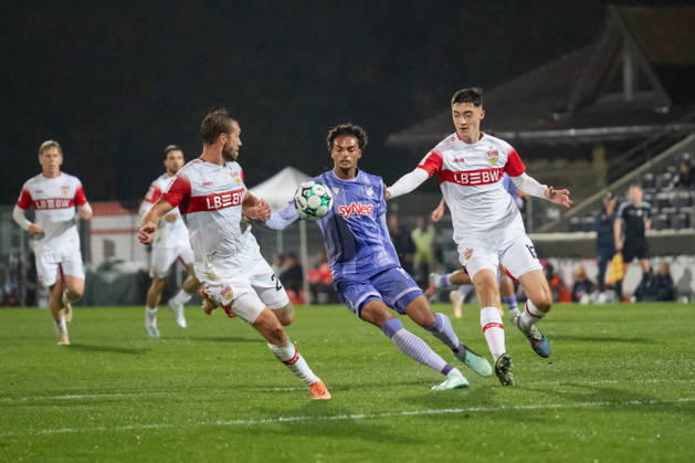 13.10.2026, xjyhynx, Fussball 3. Liga, VfB Stuttgart U23 - TSG Hoffenheim II, v.l. Dominik Nothnagel (29, VfB Stuttgart II), Jykese Fields (11, TSG Hoffenheim II) und Tim Köhler (13, VfB Stuttgart II) Aspach