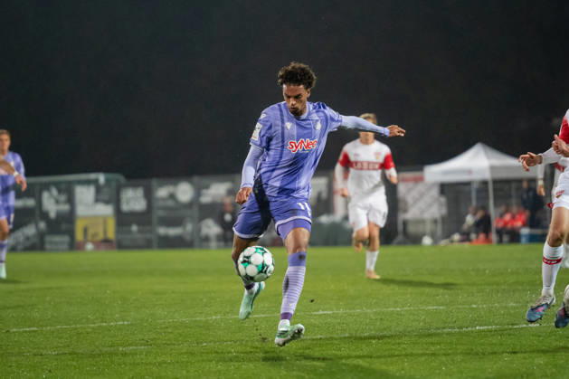 13.10.2026, xjyhynx, Fussball 3. Liga, VfB Stuttgart U23 - TSG Hoffenheim II, v.l. Jykese Fields (11, TSG Hoffenheim II) mit einem Torschuss Aspach