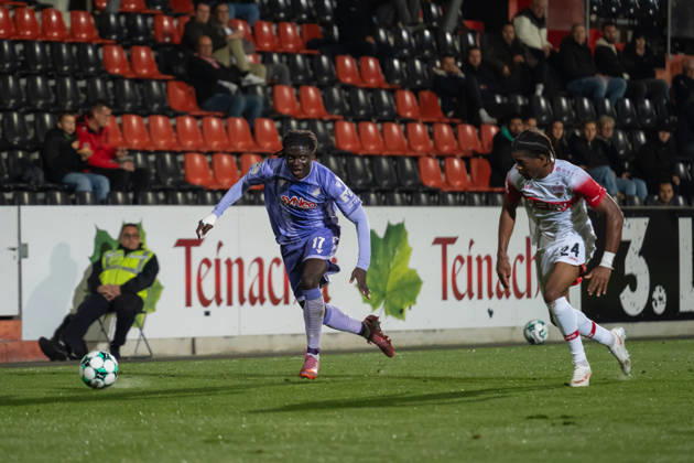 13.10.2026, xjyhynx, Fussball 3. Liga, VfB Stuttgart U23 - TSG Hoffenheim II, v.l. Blessing Makanda (17, TSG Hoffenheim II) gegen Joyeux Masanka Bungi (24, VfB Stuttgart II) Aspach
