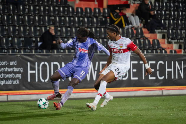 13.10.2026, xjyhynx, Fussball 3. Liga, VfB Stuttgart U23 - TSG Hoffenheim II, v.l. Blessing Makanda (17, TSG Hoffenheim II) gegen Joyeux Masanka Bungi (24, VfB Stuttgart II) Aspach