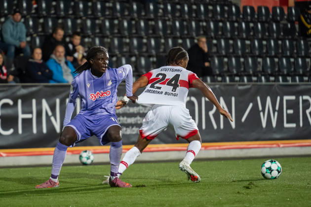 13.10.2026, xjyhynx, Fussball 3. Liga, VfB Stuttgart U23 - TSG Hoffenheim II, v.l. Blessing Makanda (17, TSG Hoffenheim II) gegen Joyeux Masanka Bungi (24, VfB Stuttgart II) Aspach