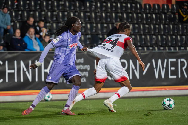 13.10.2026, xjyhynx, Fussball 3. Liga, VfB Stuttgart U23 - TSG Hoffenheim II, v.l. Blessing Makanda (17, TSG Hoffenheim II) gegen Joyeux Masanka Bungi (24, VfB Stuttgart II) Aspach