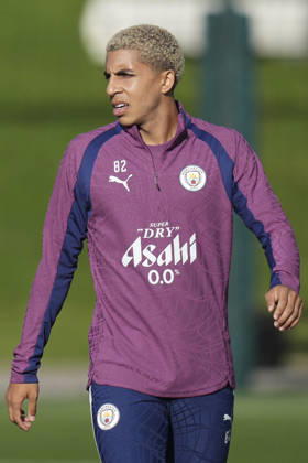 Manchester City Training, Champions League Rico Lewis of Manchester City warms up before the training session ahead of UEFA Champions League matchday 2 vs Paris Saint-Germain, Manchester City at Joie Stadium, Etihad Campus, Manchester, England on 13 October 2026 Credit: Steve Flynn Every Second Media Editorial use only. All images are copyright Every Second Media Limited. No images may be reproduced without prior permission. Copyright: xIMAGO EveryxSecondxMediax ESM-2218-0141 StevexFlynnx xEveryxSecondxMediax