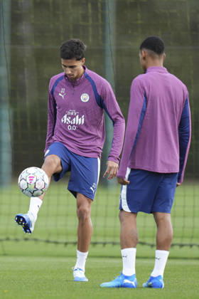Manchester City Training, Champions League Vitor Reis of Manchester City juggles the ball during the training session ahead of UEFA Champions League matchday 2 vs Paris Saint-Germain, Manchester City at Joie Stadium, Etihad Campus, Manchester, England on 13 October 2026 Credit: Steve Flynn Every Second Media Editorial use only. All images are copyright Every Second Media Limited. No images may be reproduced without prior permission. Copyright: xIMAGO EveryxSecondxMediax ESM-2218-0159 StevexFlynnx xEveryxSecondxMediax
