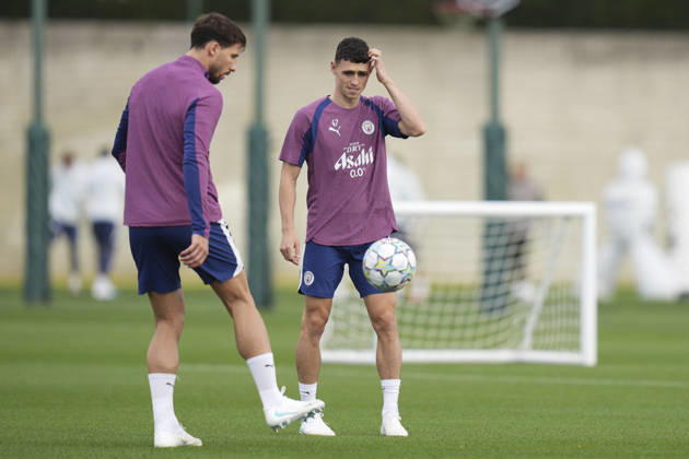 Manchester City Training, Champions League Phil Foden of Manchester City watches on as Rúben Dias of Manchester City controls the ball during the training session ahead of UEFA Champions League matchday 2 vs Paris Saint-Germain, Manchester City at Joie Stadium, Etihad Campus, Manchester, England on 13 October 2026 Credit: Steve Flynn Every Second Media Editorial use only. All images are copyright Every Second Media Limited. No images may be reproduced without prior permission. Copyright: xIMAGO EveryxSecondxMediax ESM-2218-0160 StevexFlynnx xEveryxSecondxMediax