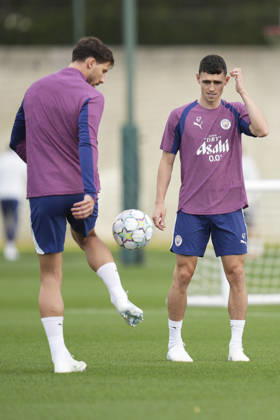 Manchester City Training, Champions League Phil Foden of Manchester City watches on as Rúben Dias of Manchester City controls the ball during the training session ahead of UEFA Champions League matchday 2 vs Paris Saint-Germain, Manchester City at Joie Stadium, Etihad Campus, Manchester, England on 13 October 2026 Credit: Steve Flynn Every Second Media Editorial use only. All images are copyright Every Second Media Limited. No images may be reproduced without prior permission. Copyright: xIMAGO EveryxSecondxMediax ESM-2218-0161 StevexFlynnx xEveryxSecondxMediax