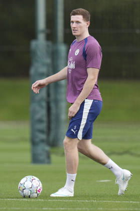 Manchester City Training, Champions League Elliot Anderson of Manchester City warms up during the training session ahead of UEFA Champions League matchday 2 vs Paris Saint-Germain, Manchester City at Joie Stadium, Etihad Campus, Manchester, England on 13 October 2026 Credit: Steve Flynn Every Second Media Editorial use only. All images are copyright Every Second Media Limited. No images may be reproduced without prior permission. Copyright: xIMAGO EveryxSecondxMediax ESM-2218-0163 StevexFlynnx xEveryxSecondxMediax