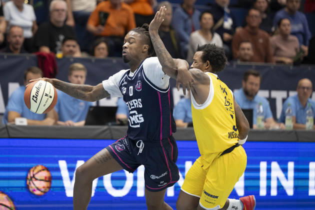 ENBL - 2026 2027 - Syntainics MBC vs.Bristol Flyers Weissenfels, Deutschland 13.Oktober 2026: Im Bild:v. li. im Zweikampf Cam Holden (Bristol) und DeLonnie Hunt (Weissenfels) Weissenfels Stadthalle Sachsen-Anhalt Deutschland