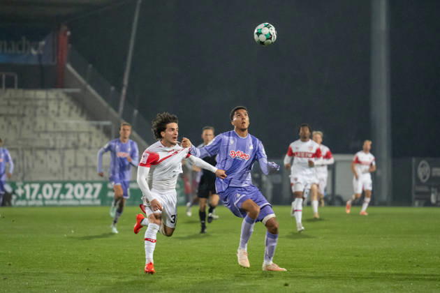 13.10.2026, xjyhynx, Fussball 3. Liga, VfB Stuttgart U23 - TSG Hoffenheim II, v.l. Veit Stange (31, VfB Stuttgart II) im Zweikampf mit Tristan Spranger (13, TSG Hoffenheim II) Aspach