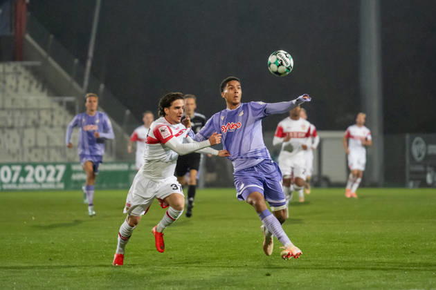 13.10.2026, xjyhynx, Fussball 3. Liga, VfB Stuttgart U23 - TSG Hoffenheim II, v.l. Veit Stange (31, VfB Stuttgart II) im Zweikampf mit Tristan Spranger (13, TSG Hoffenheim II) Aspach