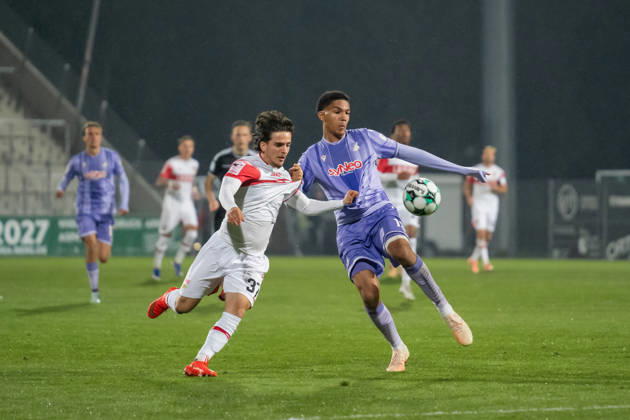 13.10.2026, xjyhynx, Fussball 3. Liga, VfB Stuttgart U23 - TSG Hoffenheim II, v.l. Veit Stange (31, VfB Stuttgart II) im Zweikampf mit Tristan Spranger (13, TSG Hoffenheim II) Aspach