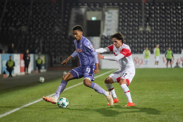 13.10.2026, xjyhynx, Fussball 3. Liga, VfB Stuttgart U23 - TSG Hoffenheim II, v.l. Tristan Spranger (13, TSG Hoffenheim II) im Zweikampf mit David Preu (37, VfB Stuttgart II) Aspach