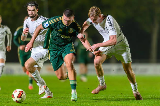 13.10.2026 - Fussball - Saison 2026 2027 - Regionalliga Bayern - 14. Spieltag: SC Eltersdorf - SV Wacker Burghausen - JoTe - xjoxtex - Moritz Bangerter (17, SV Wacker Burghausen ) Yannik Jassmann (9, SC Eltersdorf ) Luca Lechner (13, SV Wacker Burghausen )