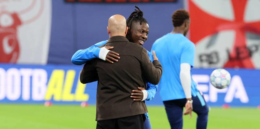 RB Leipzig - PSV Eindhoven Champions League Leipzig, 13.10.2026, Red Bull Arena, Fussball, UEFA Champions League , Gruppenphase, 2.Spieltag, RB Leipzig vs. PSV Eindhoven , Im Bild von links: Trainer Peter Bosz, PSV Eindhoven, Johan Bakayoko ( 11, RB Leipzig). , Nur zur redaktionellen Nutzung. Only editorial use. , UEFA regulations prohibit any use of photographs as image sequences and or quasi-video. ,