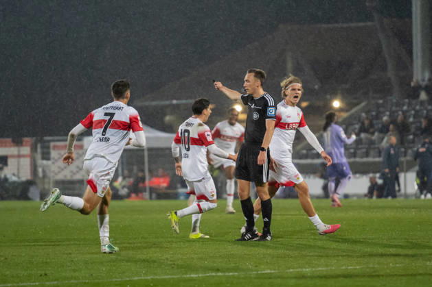 13.10.2026, xjyhynx, Fussball 3. Liga, VfB Stuttgart U23 - TSG Hoffenheim II, v.l. Torjubel von Lauri Penna (7, VfB Stuttgart II), Nicolas Sessa (10, VfB Stuttgart II) und Tim van der Leij (9, VfB Stuttgart II) nach dem 3:2 Treffer von Letztgenanntem Aspach
