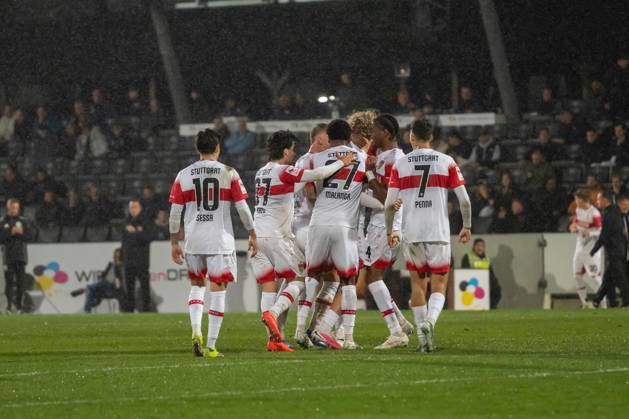 13.10.2026, xjyhynx, Fussball 3. Liga, VfB Stuttgart U23 - TSG Hoffenheim II, v.l. Torjubel nach dem Treffer zum 3:2 von Nicolas Sessa (10, VfB Stuttgart II), David Preu (37, VfB Stuttgart II), Jarzinho Malanga (27, VfB Stuttgart II), Joyeux Masanka Bungi (24, VfB Stuttgart II) und Lauri Penna (7, VfB Stuttgart II) Aspach