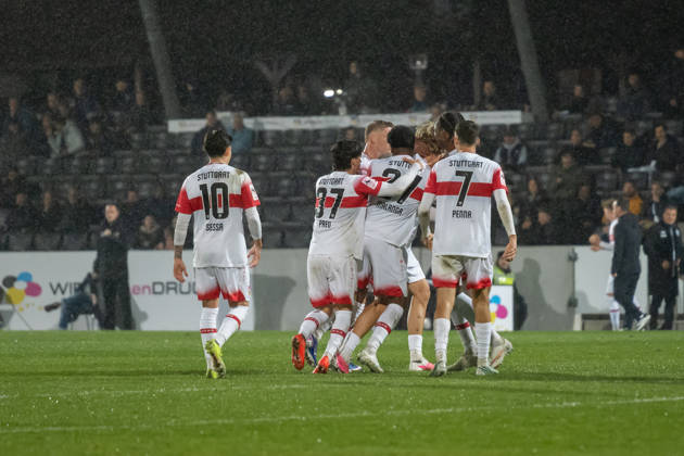 13.10.2026, xjyhynx, Fussball 3. Liga, VfB Stuttgart U23 - TSG Hoffenheim II, v.l. Torjubel nach dem Treffer zum 3:2 von Nicolas Sessa (10, VfB Stuttgart II), David Preu (37, VfB Stuttgart II), Jarzinho Malanga (27, VfB Stuttgart II), Joyeux Masanka Bungi (24, VfB Stuttgart II) und Lauri Penna (7, VfB Stuttgart II) Aspach