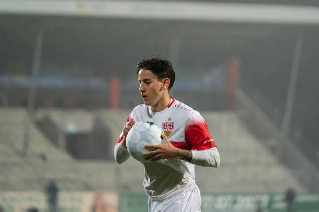 13.10.2026, xjyhynx, Fussball 3. Liga, VfB Stuttgart U23 - TSG Hoffenheim II, v.l. Nicolas Sessa (10, VfB Stuttgart II) bereitet einen Einwurf vor Aspach
