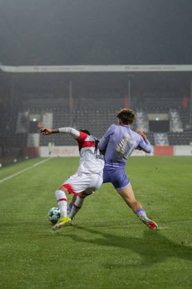13.10.2026, xjyhynx, Fussball 3. Liga, VfB Stuttgart U23 - TSG Hoffenheim II, v.l. Nicolas Sessa (10, VfB Stuttgart II) im Zweikampf mit Maximilian Theuer (47, TSG Hoffenheim II) Aspach