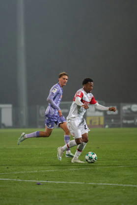 13.10.2026, xjyhynx, Fussball 3. Liga, VfB Stuttgart U23 - TSG Hoffenheim II, v.l. Luis Engelns (16, TSG Hoffenheim II) beobachtet das Dribbling von Jarzinho Malanga (27, VfB Stuttgart II) Aspach