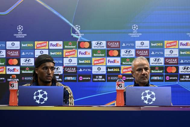 Ahead of Aston Villa v Fenerbahce - UEFA Champions League BIRMINGHAM, UNITED KINGDOM - OCTOBER 13 : Fenerbahce head coach Ismail Kartal (R) and player Archie Brown (L) speak to members of the media during a press conference, PK, Pressekonferenz ahead of the UEFA Champions League match day two between Aston Villa and Fenerbahce at Villa Park in Birmingham, United Kingdom on October 13, 2026. Rasid Necati Aslim Anadolu Birmingham United Kingdom. Editorial use only. Please get in touch for any other usage.  Copyright: x2026xAnadoluxRasidxNecatixAslimx