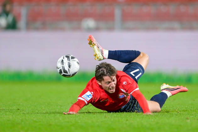 Samuel Weiss (Unterhaching, 17) kommt nach einem Foul zu Fall, Freisteller, Einzelbild, Aktion, Action, 13.10.2026, Unterhaching (Deutschland), Fussball, Regionalliga Bayern, SpVgg Unterhaching - TSV 1882 Landsberg