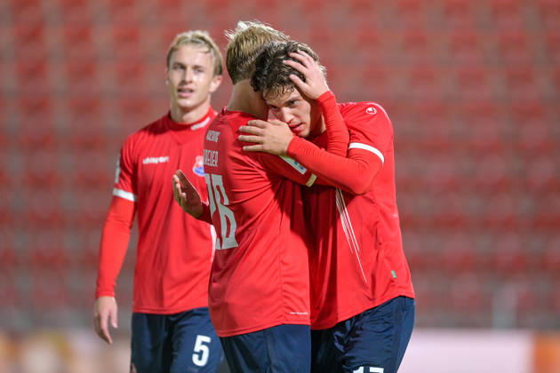 v.li.: Ben Westermeier (Unterhaching, 5), Andy Breuer (Unterhaching, 26) und Torschütze zum 4:0 mit Torjubel, Jubel, Torjubel, Torerfolg, celebrate the goal, goal, celebration, Jubel ueber das Tor, optimistisch, Action, Aktion, 13.10.2026, Unterhaching (Deutschland), Fussball, Regionalliga Bayern, SpVgg Unterhaching - TSV 1882 Landsberg