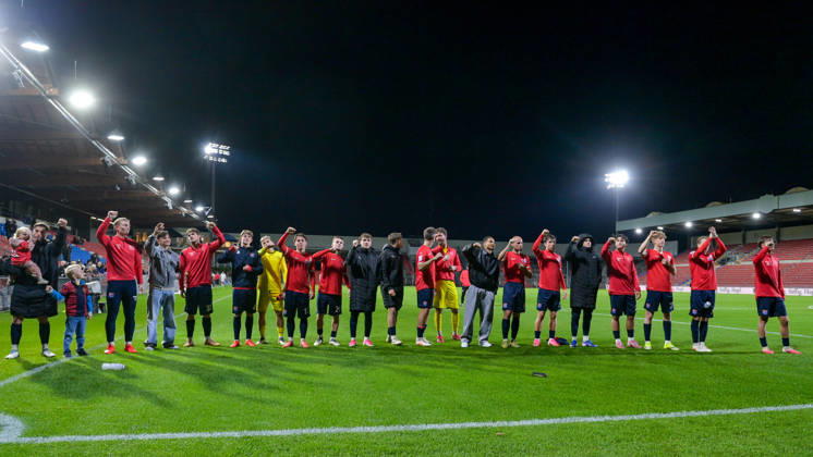 Unterhachinger Spieler bedanken sich bei den Fans, bedanken, Dank, Feiern, optimistisch, 13.10.2026, Unterhaching (Deutschland), Fussball, Regionalliga Bayern, SpVgg Unterhaching - TSV 1882 Landsberg