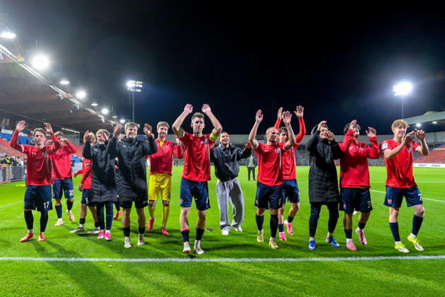 Unterhachinger Spieler bedanken sich bei den Fans, bedanken, Dank, Feiern, optimistisch, 13.10.2026, Unterhaching (Deutschland), Fussball, Regionalliga Bayern, SpVgg Unterhaching - TSV 1882 Landsberg