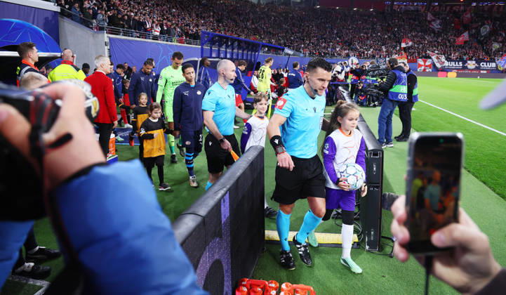RB Leipzig - PSV Eindhoven Champions League Leipzig, 13.10.2026, Red Bull Arena, Fussball, UEFA Champions League , Gruppenphase, 2.Spieltag, RB Leipzig vs. PSV Eindhoven , Im Bild: Begrüßung Einlauf der Mannschaften. , Nur zur redaktionellen Nutzung. Only editorial use. , UEFA regulations prohibit any use of photographs as image sequences and or quasi-video. ,