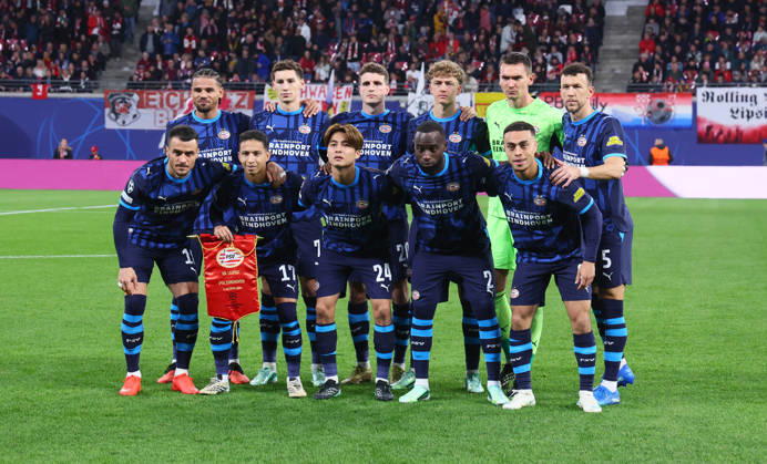 RB Leipzig - PSV Eindhoven Champions League Leipzig, 13.10.2026, Red Bull Arena, Fussball, UEFA Champions League , Gruppenphase, 2.Spieltag, RB Leipzig vs. PSV Eindhoven , Im Bild: Begrüßung Einlauf der Mannschaften. Teamfoto PSV Eindhoven , Nur zur redaktionellen Nutzung. Only editorial use. , UEFA regulations prohibit any use of photographs as image sequences and or quasi-video. ,