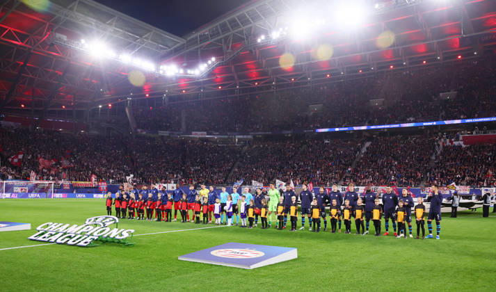 RB Leipzig - PSV Eindhoven Champions League Leipzig, 13.10.2026, Red Bull Arena, Fussball, UEFA Champions League , Gruppenphase, 2.Spieltag, RB Leipzig vs. PSV Eindhoven , Im Bild: Begrüßung Einlauf der Mannschaften. , Nur zur redaktionellen Nutzung. Only editorial use. , UEFA regulations prohibit any use of photographs as image sequences and or quasi-video. ,