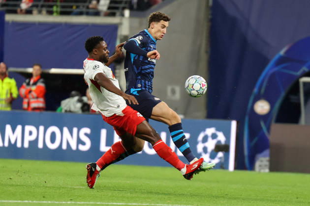 Deutschland: Fußball - UEFA Champions League - Saison 2026 - 2027, 2. Spieltag - RB Leipzig gegen PSV Eindhoven, Red Bull Arena (Leipzig): Zweikampf von Ridle Baku (RB Leipzig, 17) und Ruben van Bommel (PSV Eindhoven, 7) Copyright: xLucasxWalterx