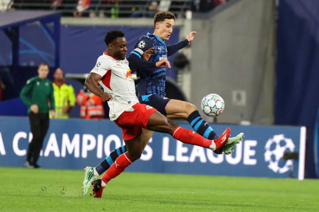 Deutschland: Fußball - UEFA Champions League - Saison 2026 - 2027, 2. Spieltag - RB Leipzig gegen PSV Eindhoven, Red Bull Arena (Leipzig): Zweikampf von Ridle Baku (RB Leipzig, 17) und Ruben van Bommel (PSV Eindhoven, 7) Copyright: xLucasxWalterx