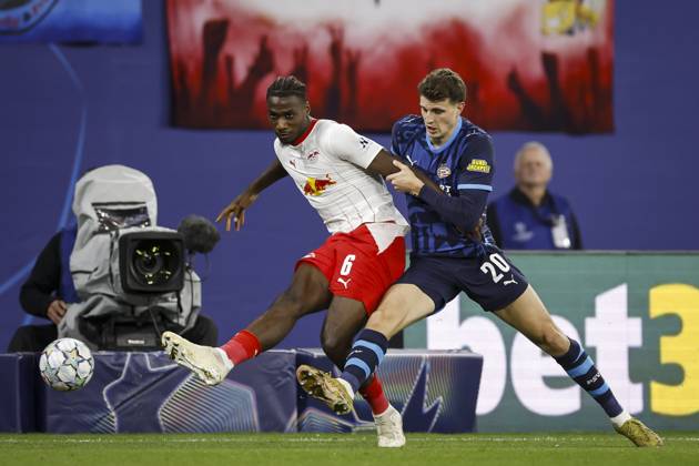 LEIPZIG - (lr) Ezechiel Banzuzi of RB Leipzig and Guus Til of PSV Eindhoven during the UEFA Champions League match between RB Leipzig and PSV Eindhoven at the RB Arena on 13 October 2026 in Leipzig, Germany. MAURICE VAN STEEN ANP xVIxANPxSportx xxANPxIVx 572344798 originalFilename: 572344798.jpg