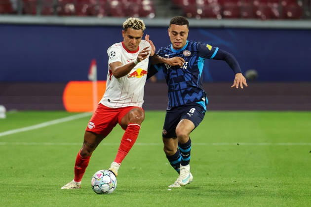 Deutschland: Fußball - UEFA Champions League - Saison 2026 - 2027, 2. Spieltag - RB Leipzig gegen PSV Eindhoven, Red Bull Arena (Leipzig): Zweikampf von Antonio Nusa (RB Leipzig, 7) und Sergino Dest (PSV Eindhoven, 8) Copyright: xLucasxWalterx