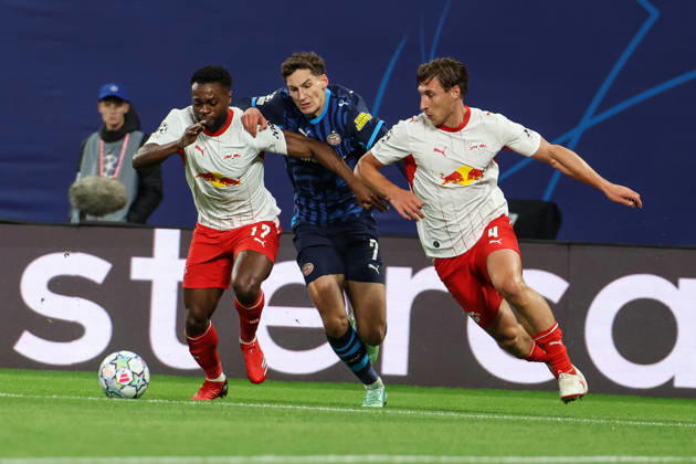 Deutschland: Fußball - UEFA Champions League - Saison 2026 - 2027, 2. Spieltag - RB Leipzig gegen PSV Eindhoven, Red Bull Arena (Leipzig): Zweikampf von Ridle Baku (RB Leipzig, 17) und Ruben van Bommel (PSV Eindhoven, 7) Copyright: xLucasxWalterx