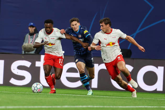Deutschland: Fußball - UEFA Champions League - Saison 2026 - 2027, 2. Spieltag - RB Leipzig gegen PSV Eindhoven, Red Bull Arena (Leipzig): Zweikampf von Ridle Baku (RB Leipzig, 17) und Ruben van Bommel (PSV Eindhoven, 7) Copyright: xLucasxWalterx