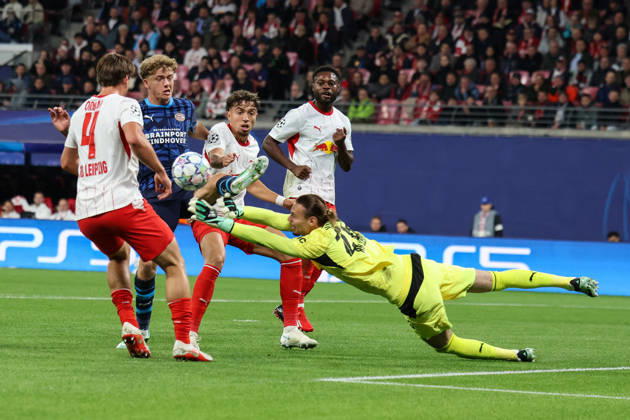Deutschland: Fußball - UEFA Champions League - Saison 2026 - 2027, 2. Spieltag - RB Leipzig gegen PSV Eindhoven, Red Bull Arena (Leipzig): Rettungstat von Maarten Vandevoordt (RB Leipzig, 26) Copyright: xLucasxWalterx