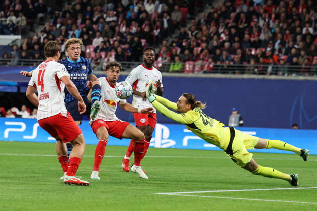 Deutschland: Fußball - UEFA Champions League - Saison 2026 - 2027, 2. Spieltag - RB Leipzig gegen PSV Eindhoven, Red Bull Arena (Leipzig): Rettungstat von Maarten Vandevoordt (RB Leipzig, 26) Copyright: xLucasxWalterx