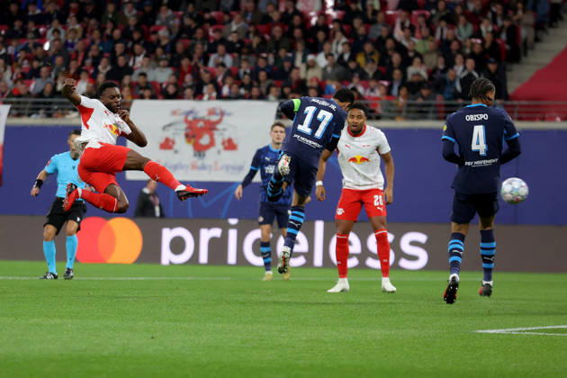 13.10.2026, xtgx, Fussball, UEFA Champions League, RB Leipzig - PSV Eindhoven, v.l. Ridle Baku (RB Leipzig) Torchance Volley Mauro Junior (PSV Eindhoven) (DFL DFB REGULATIONS PROHIBIT ANY USE OF PHOTOGRAPHS as IMAGE SEQUENCES and or QUASI-VIDEO) Leipzig